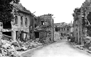 La rue des Marronniers, actuelle rue de la Tour, vue depuis le monument aux morts.