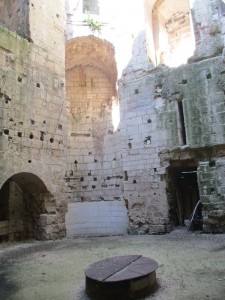 L’intérieur de la tour avec le puits.
